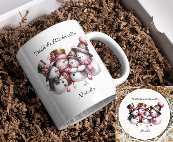 Personalisierte Weihnachtstasse mit Schneemann-Familienmotiv und passendem Untersetzer: Vier lächelnde Schneemänner in bunten Schals und Hüten stehen Arm in Arm und verbreiten Weihnachtsstimmung. Über dem Motiv steht der Schriftzug ‚Fröhliche Weihnachten‘